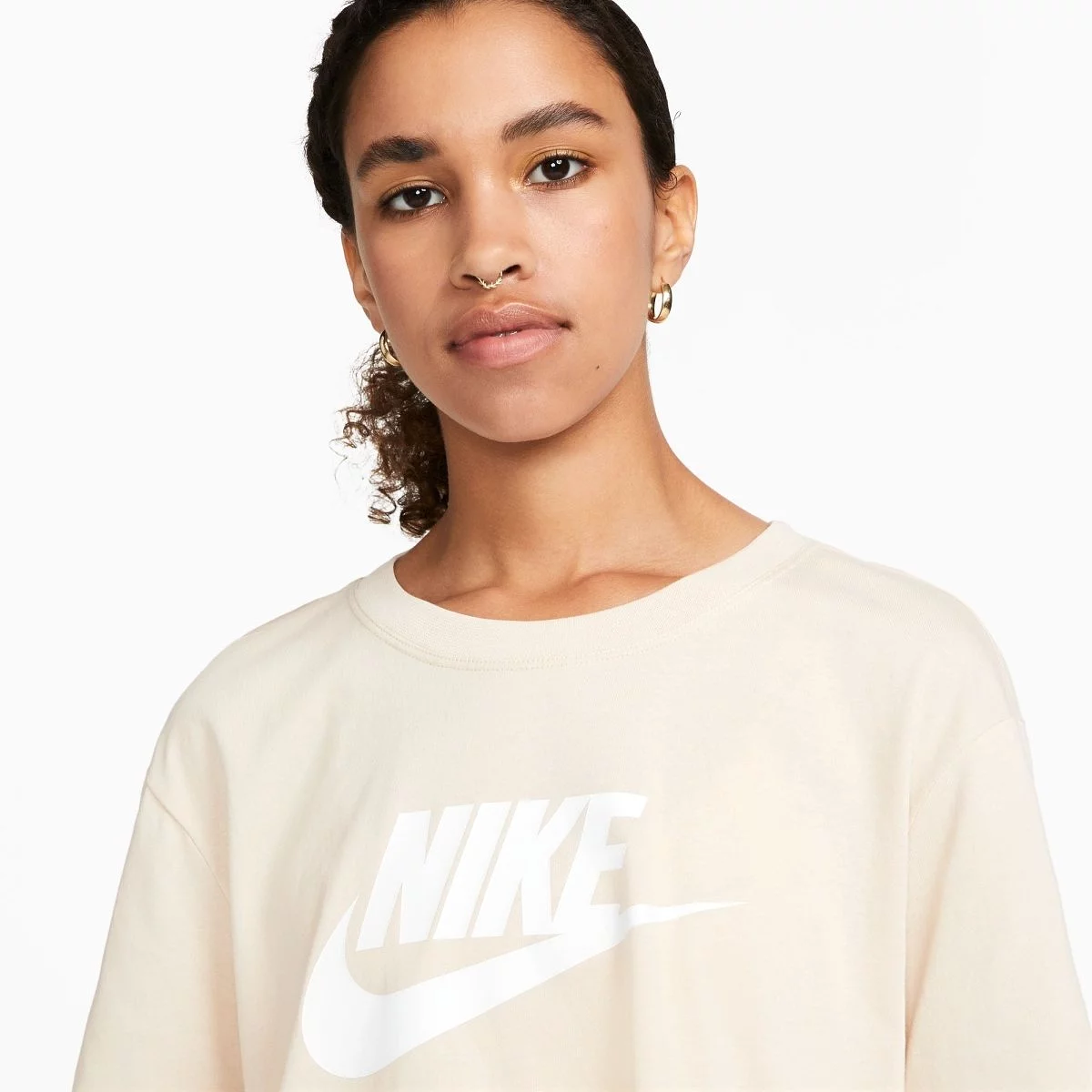 NIKE WOMEN'S SPORTSWEAR ESSENTIAL CROPPED LOGO SAND/WHITE TEE