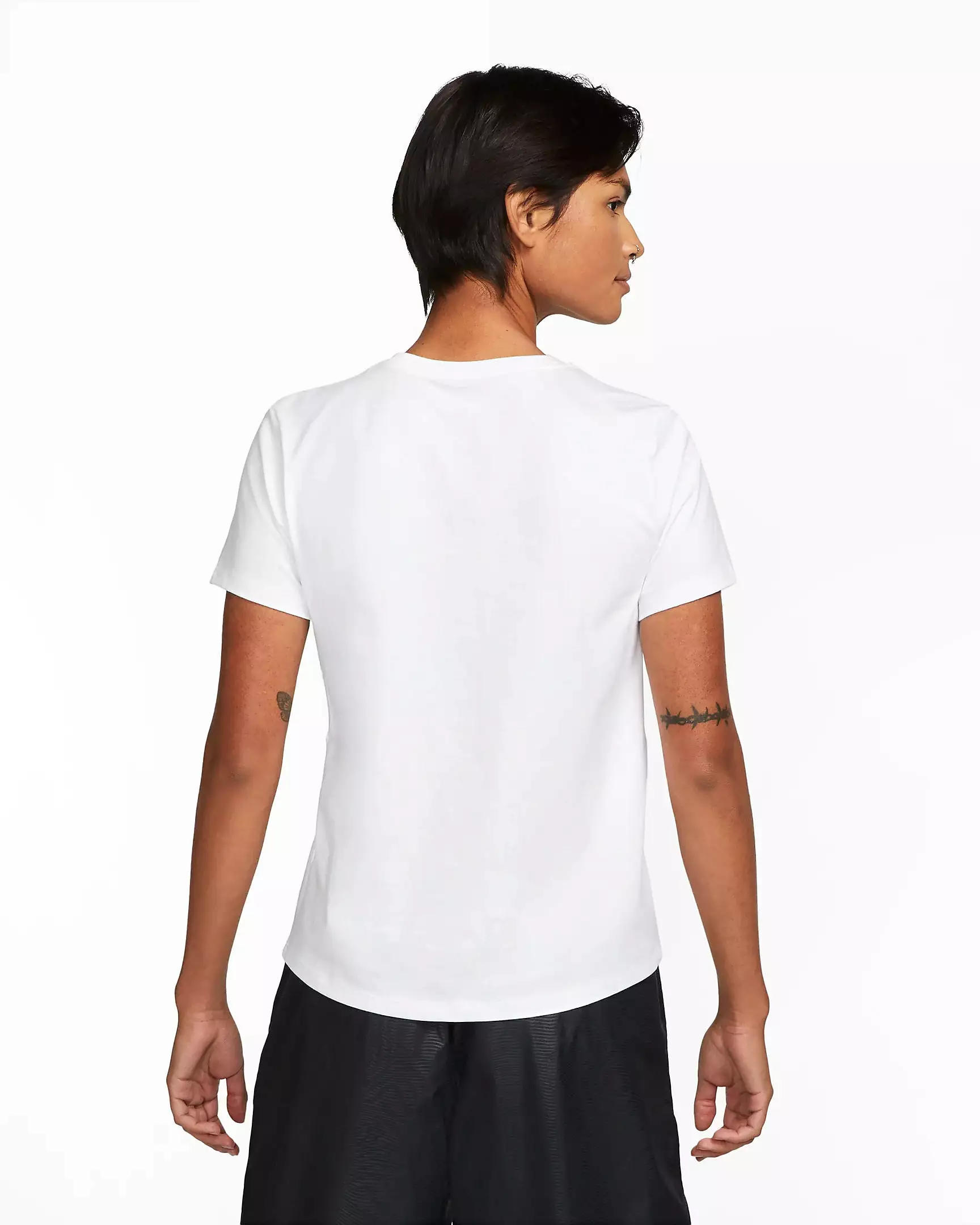 NIKE WOMEN'S SPORTSWEAR ESSENTIALS LOGO WHITE TEE