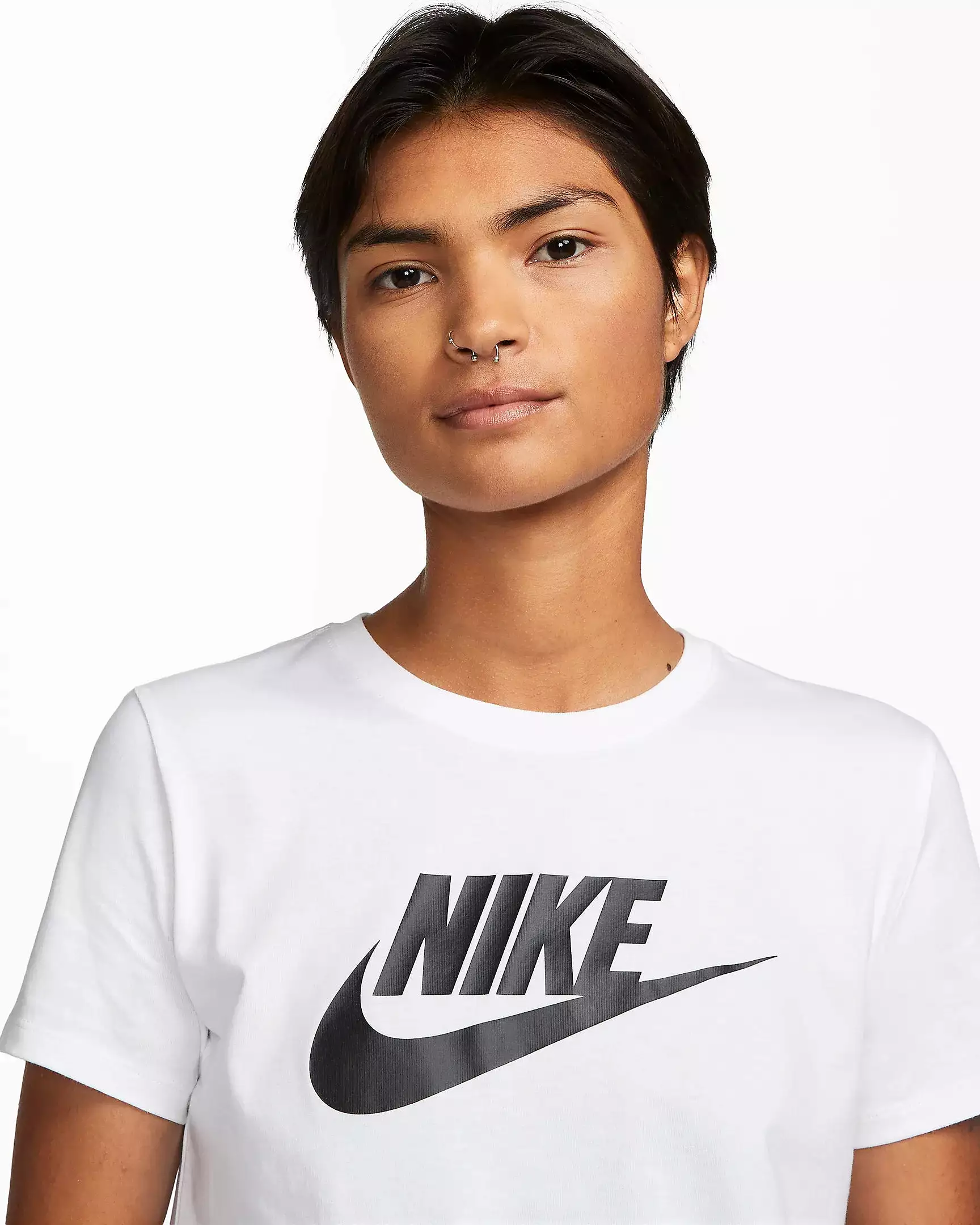 NIKE WOMEN'S SPORTSWEAR ESSENTIALS LOGO WHITE TEE